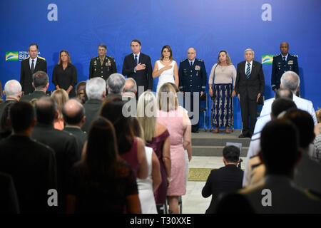 DF - Brasilia - 19/12/2019 - Christmas Cantata - Jair Bolsonaro, President  of the Republic, accompanied by Michelle