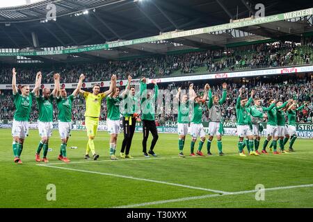 Bremen, Deutschland. 13th Mar, 2016. The Bremen players with LaOla after the game is over; Soccer 1. Bundesliga, 27th matchday, SV Werder Bremen (HB) - FSV FSV FSV Mainz 05 3: 1, on 30/03/2019 in Bremen/Germany. DFL regulations prohibit any use of images as image sequences and/or quasi-video | usage worldwide Credit: dpa/Alamy Live News Stock Photo
