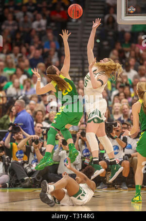 Tampa, Florida, USA. 5th Apr, 2019. DIRK SHADD | Times.Oregon Ducks guard Sabrina Ionescu (20), left, battles for the control of the ball with Baylor Lady Bears forward Lauren Cox (15) during the first half of their NCAA Women's Final Four semi-final game Friday, April 5, 2019 in Tampa. Credit: Dirk Shadd/Tampa Bay Times/ZUMA Wire/Alamy Live News Stock Photo