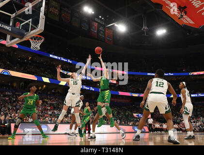 City, Florida, USA. 5th Apr, 2019. MONICA HERNDON | Times .Oregon Ducks guard Sabrina Ionescu (20) shoots over Baylor Lady Bears forward Lauren Cox (15) in the NCAA Women's Final Four semifinal game at the Amalie Arena on Friday, April 5, 2019. Credit: Monica Herndon/Tampa Bay Times/ZUMA Wire/Alamy Live News Stock Photo