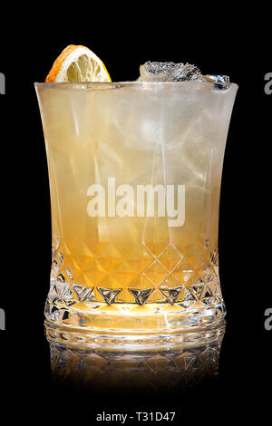 https://l450v.alamy.com/450v/t31d47/long-island-iced-tea-cocktail-on-a-black-background-t31d47.jpg