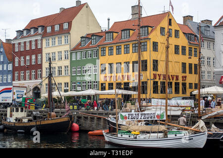 Colourful bars and restaurants line the Nyhavn canal in Copenhagen Stock Photo
