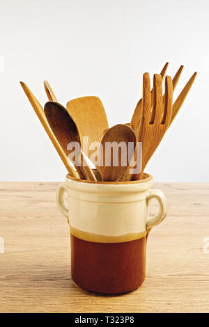 posate di legno dentro vaso di coccio Stock Photo