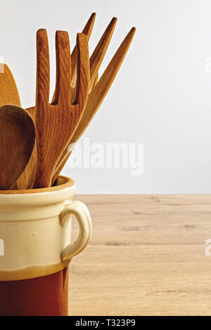 posate di legno dentro vaso di coccio primo piano Stock Photo