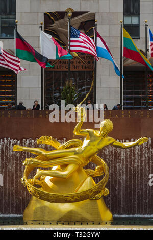 Statue of Prometheus in the lower plaza of the Rockefeller Center, Manhattan, New York, New York State, United States of America.  The gilded bronze s Stock Photo