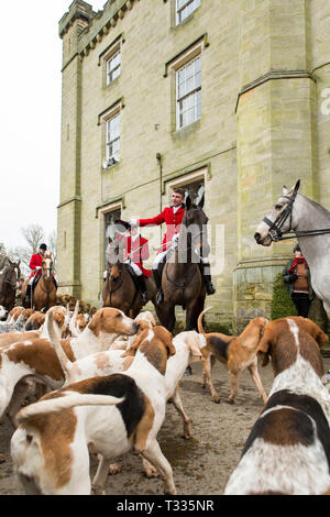 Huntsmen on horseback of the Old Surrey Burstow and West Kent Hunt gather at Chiddingstone Castle for the traditional Boxing Day meet in Kent, UK Stock Photo