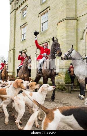 Huntsmen on horseback of the Old Surrey Burstow and West Kent Hunt gather at Chiddingstone Castle for the traditional Boxing Day meet in Kent, UK Stock Photo