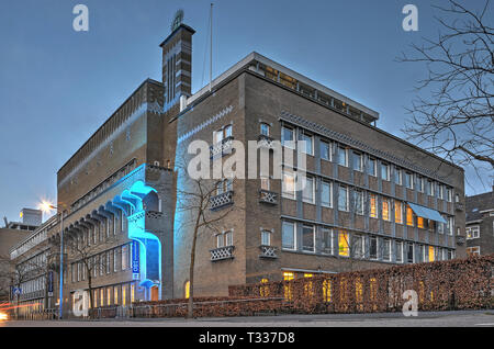 je bent Split Duwen Rotterdam, The Netherlands, March 5, 2016: blue hour view of the eye  hospital, highlight from the post-war reconstruction era Stock Photo - Alamy