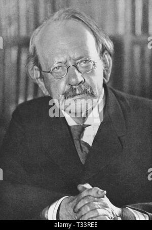 JOSEPH JOHN THOMSON 1856/1940. DESCUBRIDOR DEL PESO DE LOS ATOMOS Y DEL ELECTON. PREMIO NOBEL DE FISICA EN 1906. Stock Photo