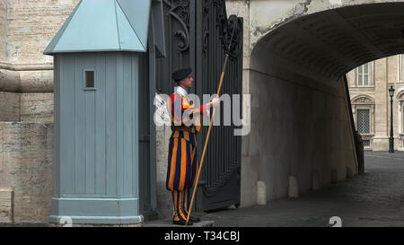 Vatican Swiss Guards standing sentry by St. Peter's Basilica (Basilica ...