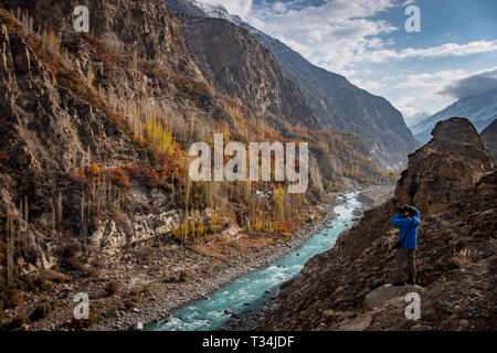 Man photographing the Hunza valley, Gilgit-Baltistan, Pakistan Stock Photo