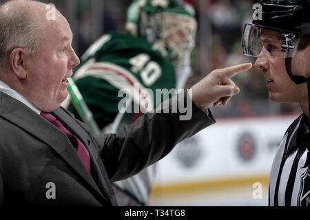 St. Paul, MN, USA. 25th Mar, 2019. Wild head coach Bruce Boudreau spoke to a referee before the start of the second period. ] CARLOS GONZALEZ ""¢ cgonzalez@startribune.com ""“ St. Paul, MN ""“ March 25, 2019, Xcel Energy Center, NHL, Hockey, Minnesota Wild vs. Nashville Predators Credit: Carlos Gonzalez/Minneapolis Star Tribune/ZUMA Wire/17�Թ����� Live News Stock Photo