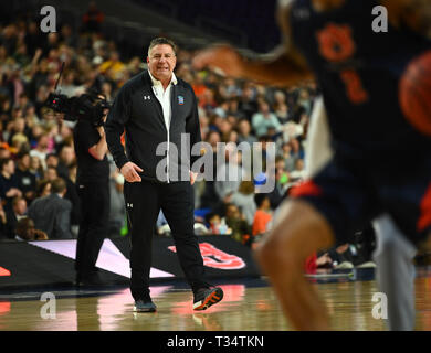 Minneapolis, MN, U.S.A. 5th Apr, 2019. Auburn head coach Bruce Pearl reacted during team practice. ] AARON LAVINSKY Â¥ aaron.lavinsky@startribune.com .Auburn practiced before playing Virginia at the NCAA Tournament Final Four on Friday, April 5, 2019 at U.S. Bank Stadium in Minneapolis. Credit: Aaron Lavinsky/Minneapolis Star Tribune/ZUMA Wire/Alamy Live News Stock Photo