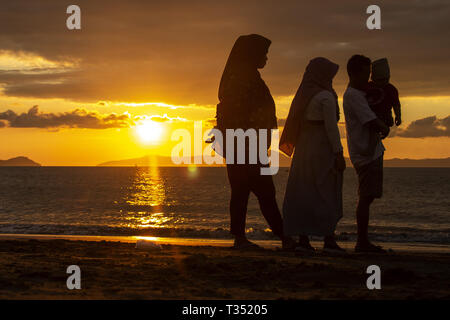 Banda Aceh, Aceh, Indonesia. 6th Apr, 2019. Residents seen enjoying the sunset on the Gampong Jawa beach, Banda Aceh, Indonesia. Credit: Zikri Maulana/SOPA Images/ZUMA Wire/Alamy Live News Stock Photo
