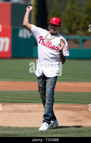 April 6, 2019: 76ers Hall of Famer Allen Iverson (3) waves to the