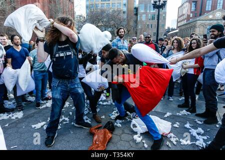 New York, USA. 06th Apr, 2019. Young people during 'Pillow War' at Washington Square Park in New York in the United States this afternoon, 06.  Credit: Brazil Photo Press/Alamy Live News Stock Photo