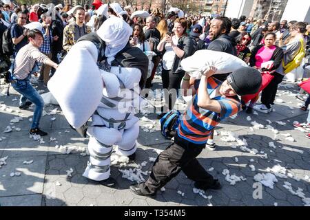 New York, USA. 06th Apr, 2019. Young people during 'Pillow War' at Washington Square Park in New York in the United States this afternoon, 06.  Credit: Brazil Photo Press/Alamy Live News Stock Photo