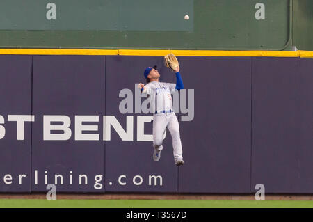 Milwaukee, WI, USA. 6th Apr, 2019. Chicago Cubs center fielder Albert Almora Jr. #5 makes a leaping catch in front of the wall during the Major League Baseball game between the Milwaukee Brewers and the Chicago Cubs at Miller Park in Milwaukee, WI. John Fisher/CSM/Alamy Live News Stock Photo