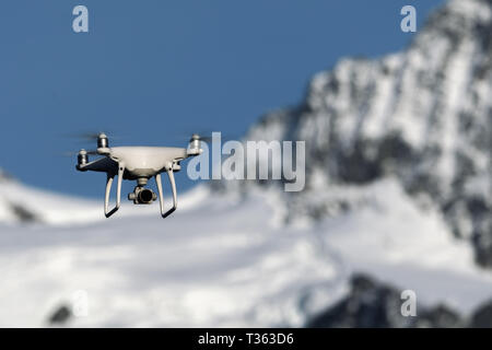 Close-up of drone flying in front of Mount Shuksan in autumn from Mount Baker-Snoqualmie National Forest Stock Photo
