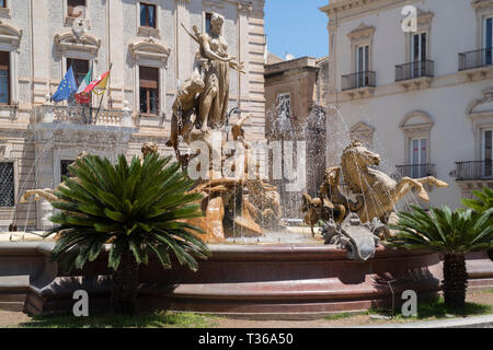 Diana Fountain - Fontana Diana - and Banco di Sicilia - Bank of Sicily - in Piazza Archimedes in Ortigia, Syracuse, Sicily Stock Photo