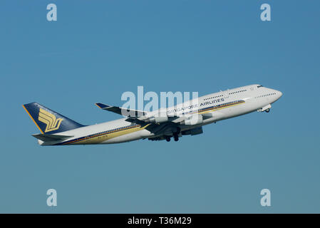 Singapore Airlines Boeing 747 Jumbo Jet jet airliner plane 9V-SPN taking off from London Heathrow Airport, London, UK in blue sky Stock Photo