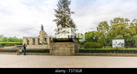 Soviet tank memorial in Berlin Stock Photo