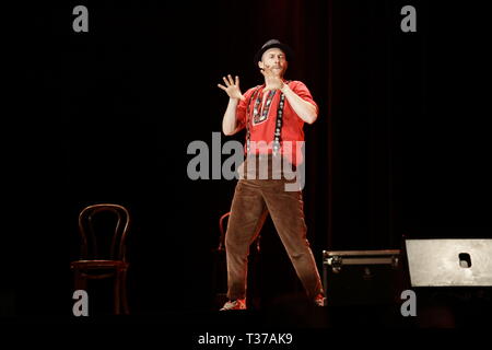 MC ROGER Accrochez-vous, MC Roger débarque sur la scène de l’humour comme un OVNI descendu des alpages suisses !   Stock Photo