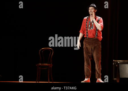 MC ROGER Accrochez-vous, MC Roger débarque sur la scène de l’humour comme un OVNI descendu des alpages suisses !   Stock Photo