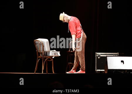 MC ROGER Accrochez-vous, MC Roger débarque sur la scène de l’humour comme un OVNI descendu des alpages suisses !   Stock Photo