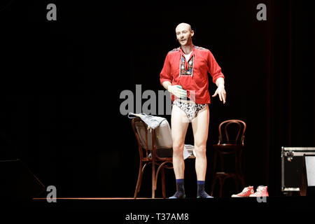 MC ROGER Accrochez-vous, MC Roger débarque sur la scène de l’humour comme un OVNI descendu des alpages suisses !   Stock Photo