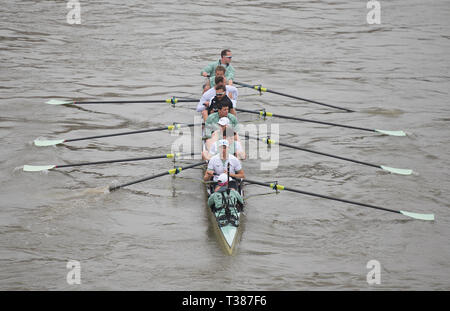 London, UK. 7th April, 2019. The annual Boat Race between Oxford and Cambridge University crews takes place on the 6.8 km River Thames Championship Course from Putney to Mortlake. Image: Cambridge Mens Blue Boat Crew: Dave Bell, James Cracknell, Grant Bitler, Dara Alizadeh, Callum Sullivan, Sam Hookway, Freddie Davidson, Natan Wegrzycki-Szymczyk (Stroke), Matthew Holland (Cox). Credit: Malcolm Park/Alamy Live News. Stock Photo