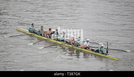 London, UK. 7th April, 2019. The annual Boat Race between Oxford and Cambridge University crews takes place on the 6.8 km River Thames Championship Course from Putney to Mortlake. Image: Cambridge Mens Blue Boat Crew: Dave Bell, James Cracknell, Grant Bitler, Dara Alizadeh, Callum Sullivan, Sam Hookway, Freddie Davidson, Natan Wegrzycki-Szymczyk (Stroke), Matthew Holland (Cox). Credit: Malcolm Park/Alamy Live News. Stock Photo