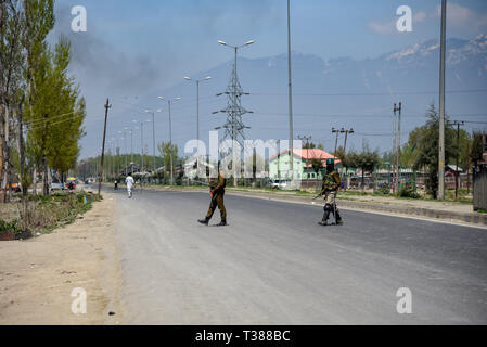 Srinagar, Kashmir. 7th Apr, 2019. Members of Indian central reserve police force are seen patrolling National Highway on the outskirts of Srinagar.The Indian authorities on Wednesday April 3, banned civilian traffic movement on the Jammu-Srinagar highway on Sundays and Wednesdays from 4 a.m. to 5 p.m. to ensure the safety of the Indian security convoys following a suicide attack on Indian army convoy in Pulwama on Thursday, February 14 which killed 50 Indian Army men. Credit: Idrees Abbas/SOPA Images/ZUMA Wire/Alamy Live News