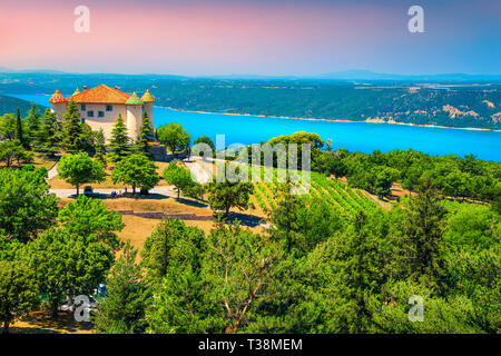 Popular touristic place, famous Aiguines castle with stunning vineyard and wonderful turquoise St Croix lake in background, near Verdon gorge, Provenc Stock Photo