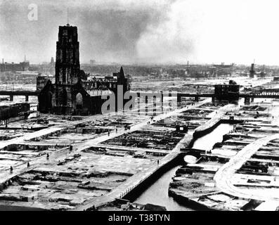 The German ultimatum ordering the Dutch commander of Rotterdam to cease fire was delivered to him at 10:30h on 14 May 1940. At 13:22h, German bombers set the whole inner city of Rotterdam ablaze, killing 814 of its inhabitants.' The photo was taken after the removal of all debris Stock Photo