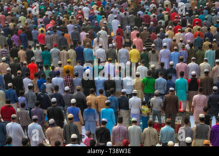 Pilgrims praying at Bishwa Ijtema, Dhaka, Bangladesh Stock Photo