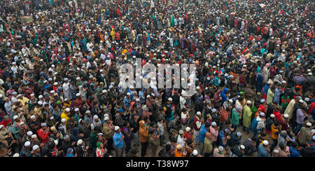 Pilgrims praying during Bishwa Ijtema, Dhaka, Bangladesh Stock Photo