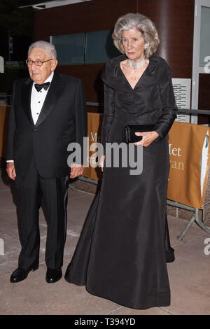 Dr. Henry Kissinger and his wife Nancy Kissinger arrive at the season opening of the Metropolitan Opera, with the new production of 'Tosca' Stock Photo