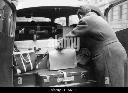 luggage in the trunk of a 1950 car Stock Photo