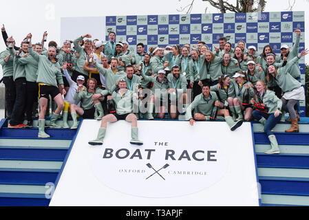 London, UK. 7th Apr, 2019. Crew members of Cambridge University celebrate winning the boat race between Oxford University and Cambridge University on the River Thames in London on April 7, 2019. Credit: Stephen Chung/Xinhua/Alamy Live News Stock Photo