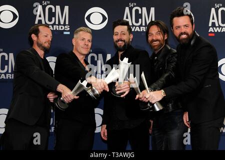 Las Vegas, NV, USA. 7th Apr, 2019. Old Dominion (Group of the Year) in the press room for 54th Academy Of Country Music (ACM) Awards - Press Room, MGM Grand Garden Arena, Las Vegas, NV April 7, 2019. Credit: JA/Everett Collection/Alamy Live News Stock Photo