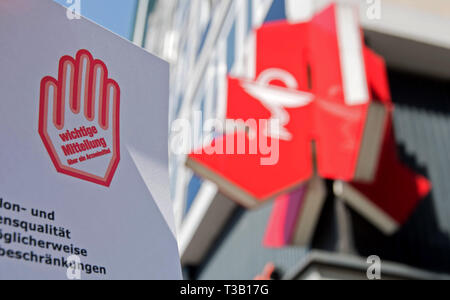 Hannover, Germany. 08th Apr, 2019. A 'red hand letter' with information on newly identified drug risks with quinolone and fluoroquinolone antibiotics is held in front of a pharmacy in front of the pharmacy logo. Doctors are to prescribe the widespread antibiotic group of fluoroquinolones only to a very limited extent due to severe side effects. This was announced by the Federal Institute for Drugs and Medical Devices (BfArM) on Monday. Credit: Julian Stratenschulte/dpa/Alamy Live News Stock Photo