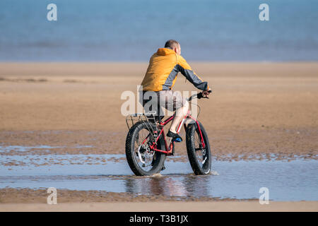 Southport, Merseyside, UK. 8th April 2019. Warm Sunny Day. People make the most of the gorgeous sunny warm spring weather by heading for some fun in the sun on the golden sands of Southport beach in Merseyside.  Credit: Cernan Elias/Alamy Live News Stock Photo