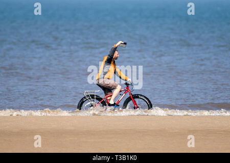 Southport, Merseyside, UK. 8th April 2019. Warm Sunny Day. People make the most of the gorgeous sunny warm spring weather by heading for some fun in the sun on the golden sands of Southport beach in Merseyside.  Credit: Cernan Elias/Alamy Live News Stock Photo