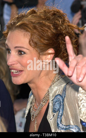 LOS ANGELES, CA. July 17, 2001: Actress JULIA ROBERTS at the world premiere, in Los Angeles, of her new movie America's Sweethearts. © Paul Smith/Featureflash Stock Photo