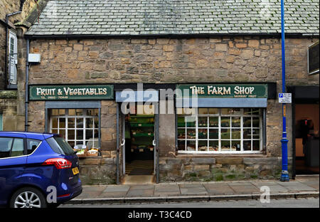 The Farm Shop Queen Street Amble, a local small shop. Amble is a small town on the north east coast of Northumberland in North East England. Cw 6681 Stock Photo