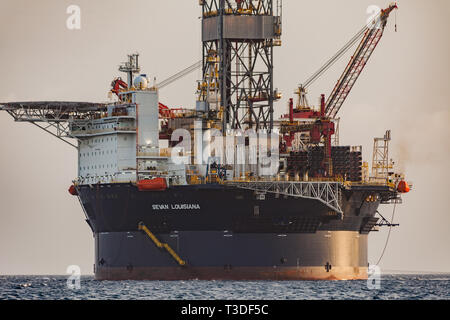 Drilling rig off the coast of Curacao travel Stock Photo - Alamy