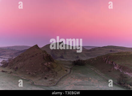 Dawn over Parkhouse Hill and Chrome Hill in winter, Peak District ...