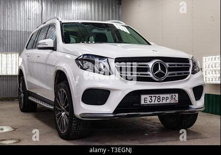 Mercedes Box Suv >> A Mercedes Suv Waiting In Front Of The Mercedes Benz Luxury Mercedes Box Suv >> A Mercedes Suv Waiting In Front Of The Mercedes Benz Luxury