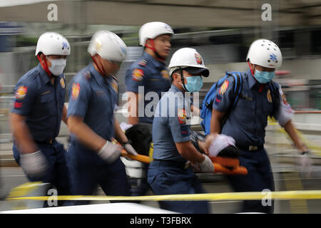 Quezon City. 9th Apr, 2019. Members of the Philippine National Police carry a mock bombing victim during a bomb drill in Quezon City, the Philippines, April. 9, 2019. The Philippine National Police (PNP) and various rescue units conducted the drill to demonstrate their capabilities in responding to a bombing situation on Tuesday. Credit: ROUELLE UMALI/Xinhua/Alamy Live News Stock Photo